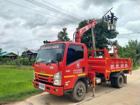 ซ่อมไฟฟ้าแสงสว่างสาธารณะ ในเขตพื้นที่ อบต.ตำบลแสลงพัน