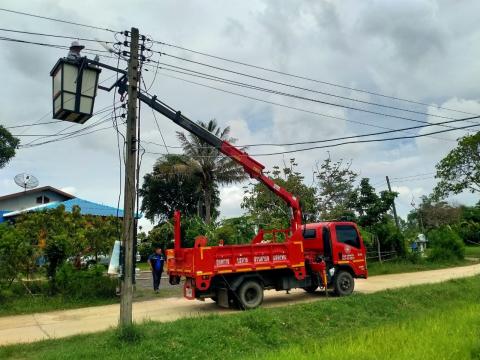 ซ่อมไฟฟ้าแสงสว่างสาธารณะ ในเขตพื้นที่ อบต.ตำบลแสลงพัน