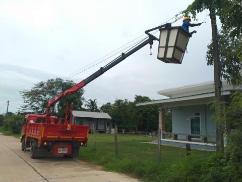 ซ่อมไฟฟ้าแสงสว่างสาธารณะ ในเขตพื้นที่ อบต.ตำบลแสลงพัน