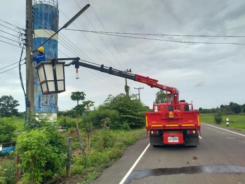 ซ่อมไฟฟ้าแสงสว่างสาธารณะ ในเขตพื้นที่ อบต.ตำบลแสลงพัน