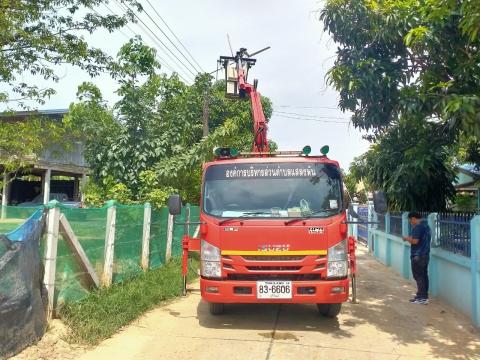 ซ่อมไฟฟ้าแสงสว่างสาธารณะ ในเขตพื้นที่ อบต.ตำบลแสลงพัน