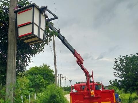 ซ่อมไฟฟ้าแสงสว่างสาธารณะ ในเขตพื้นที่ อบต.ตำบลแสลงพัน