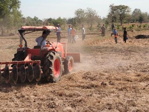 โครงการฝึกอบรมรณรงค์สาธิตการไถกลบตอซังข้าวและปลูกพืชปรับปรุงดิน